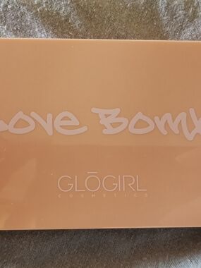 Love Bomb Eyeshadow Palette - Peach